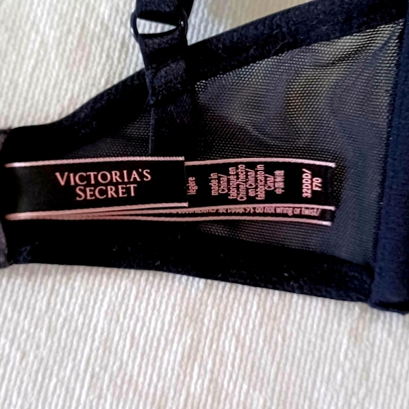 Victoria's Secret Very Sexy Lightly Lined Plunge Bra, size 32DDD - Picture 15 of 16